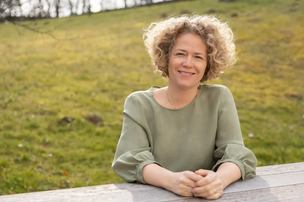Susanna Wöss auf einer grünen Wiese